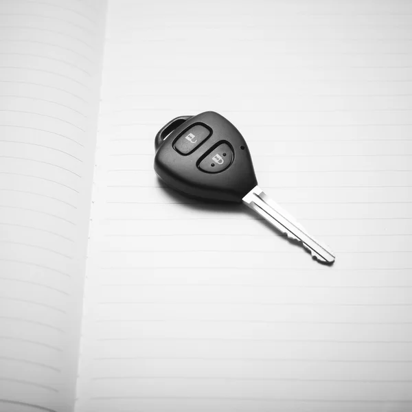 Klíče od auta na notebook černá a bílá barva tón stylu — Stock fotografie