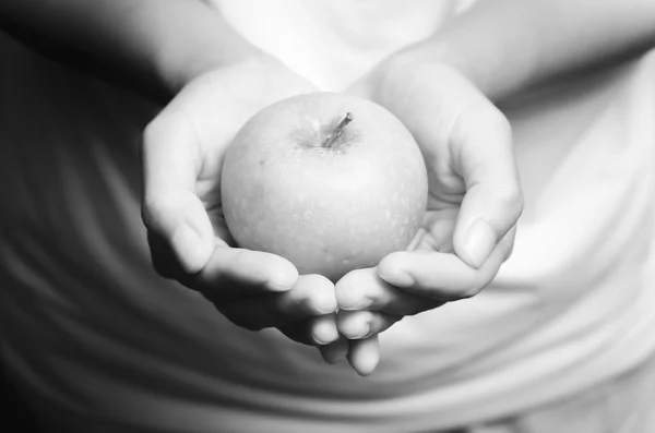 Hand som håller apple frukt svart och vit färg tonar stil — Stockfoto