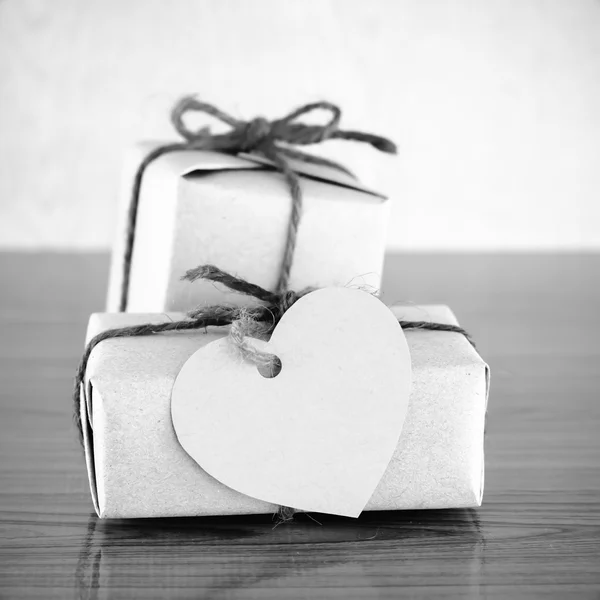 Caixa de presente com cartão de identificação do coração estilo tom de cor preto e branco — Fotografia de Stock