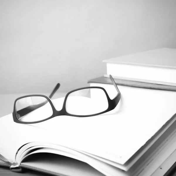Grupo de libro y gafas de vista de color blanco y negro estilo de tono — Foto de Stock
