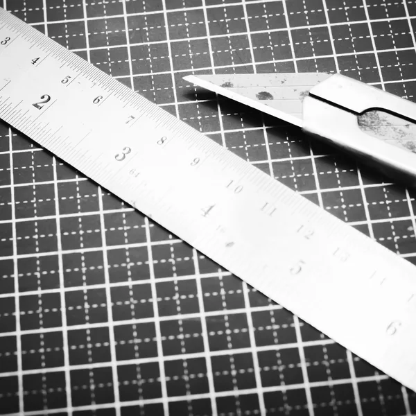 Régua e cortador no tapete de corte estilo tom de cor preto e branco — Fotografia de Stock