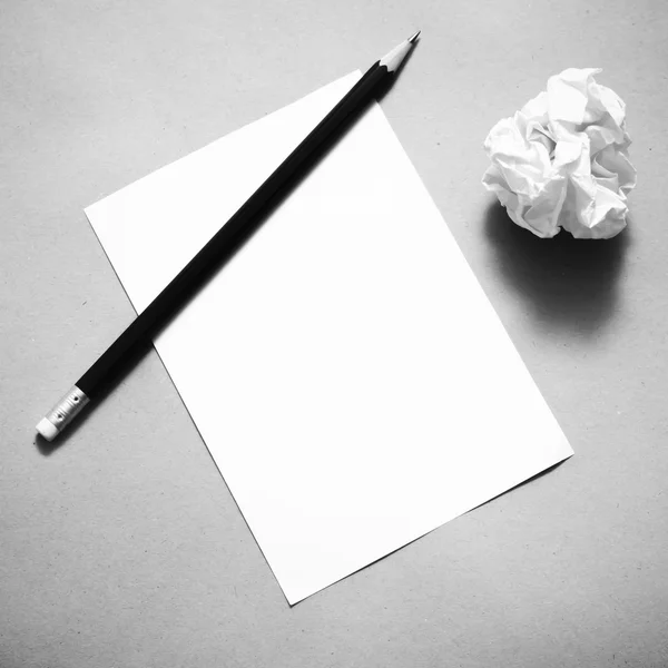 Lápis sobre papel transparente com bolas de papel crumble preto e branco c — Fotografia de Stock
