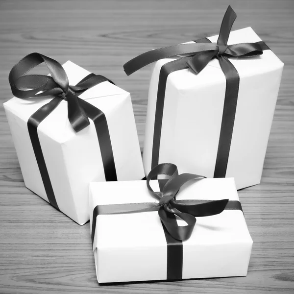 Caixa de presente com ribbin estilo tom de cor preto e branco — Fotografia de Stock