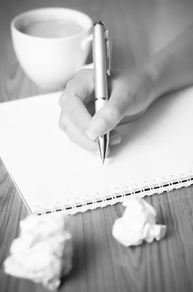 手上笔记本黑色和白色的颜色色调猪圈用钢笔写字 — 图库照片