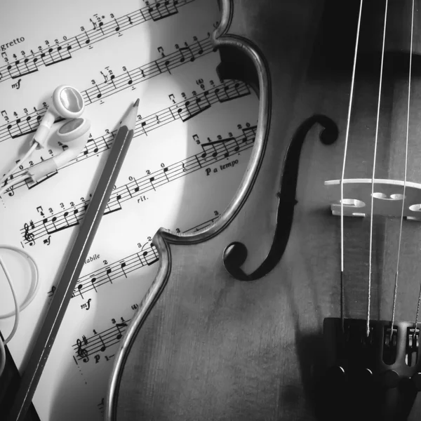 Time to practice violin black and white color tone style — Stock Photo, Image