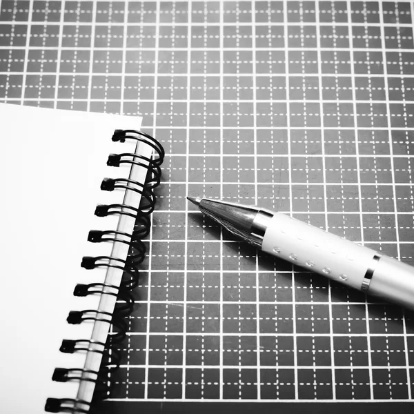 Notatnik i długopis na cięcia mat czarny i biały kolor dźwięk stylu — Zdjęcie stockowe