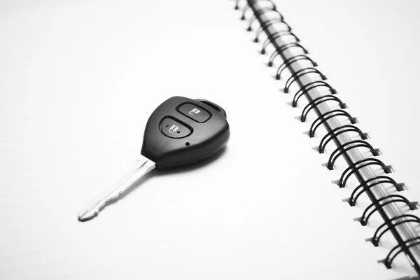 Ключ автомобиля на ноутбуке черно-белый тон стиль — стоковое фото