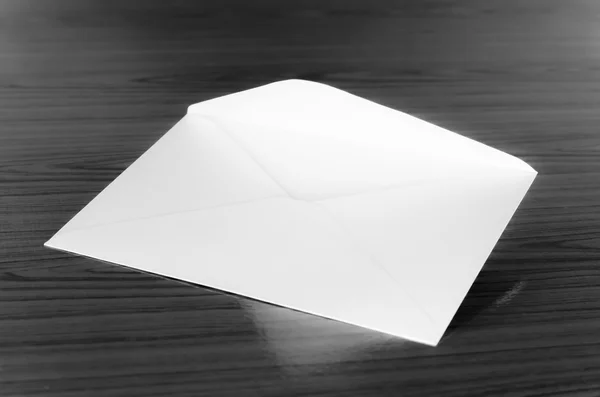 Zarf siyah ve beyaz renk tonu stili — Stok fotoğraf