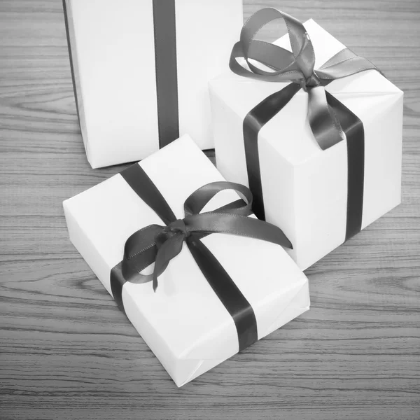 Confezione regalo con nastro colore bianco e nero tono stile — Foto Stock