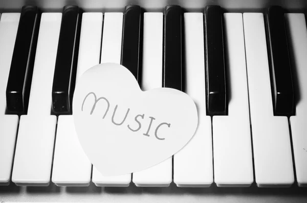 Pianoforte e cuore in bianco e nero tono di colore stile — Foto Stock