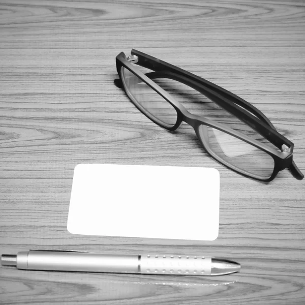Tarjeta de negocios y pluma con gafas de color blanco y negro tono s —  Fotos de Stock