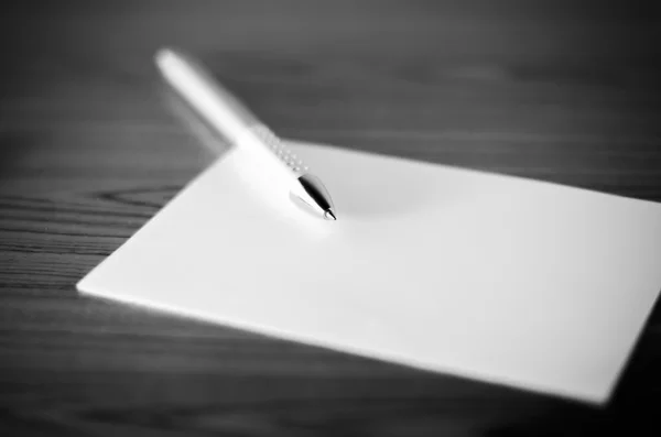 Ручка с черно-белым цветовым тоном — стоковое фото