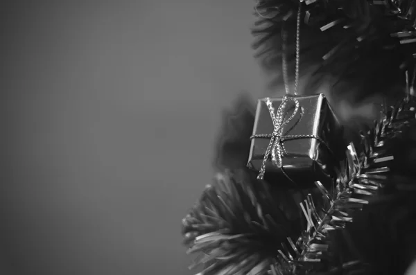 礼物在圣诞节黑色和白色的颜色色调风格 — 图库照片