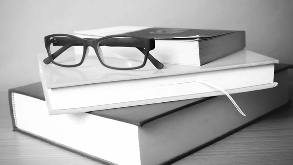 Libro y gafas de vista color blanco y negro estilo de tono — Foto de Stock