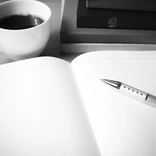 Libro abierto con taza de café estilo de tono de color blanco y negro —  Fotos de Stock