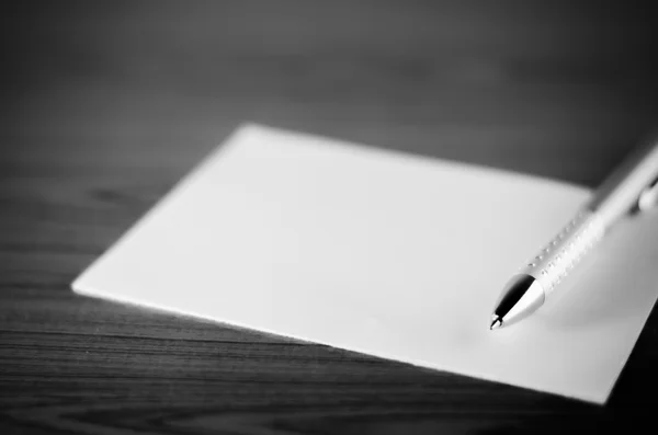 Długopis z papieru kolor biało-czarny dźwięk stylu — Zdjęcie stockowe