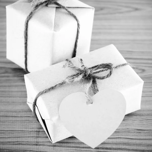 Caixa de presente com cartão de identificação do coração estilo tom de cor preto e branco — Fotografia de Stock