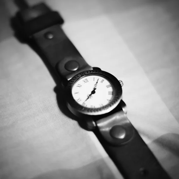 Clásico reloj de pulsera de color blanco y negro estilo de tono — Foto de Stock