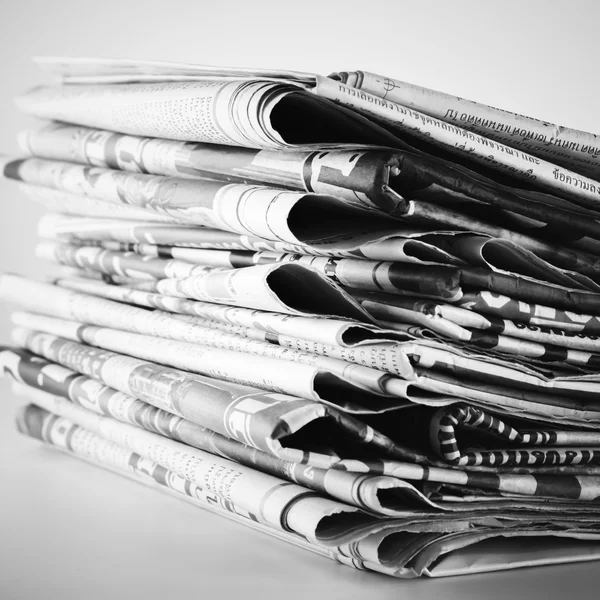 Pila di giornale in bianco e nero stile tono di colore — Foto Stock