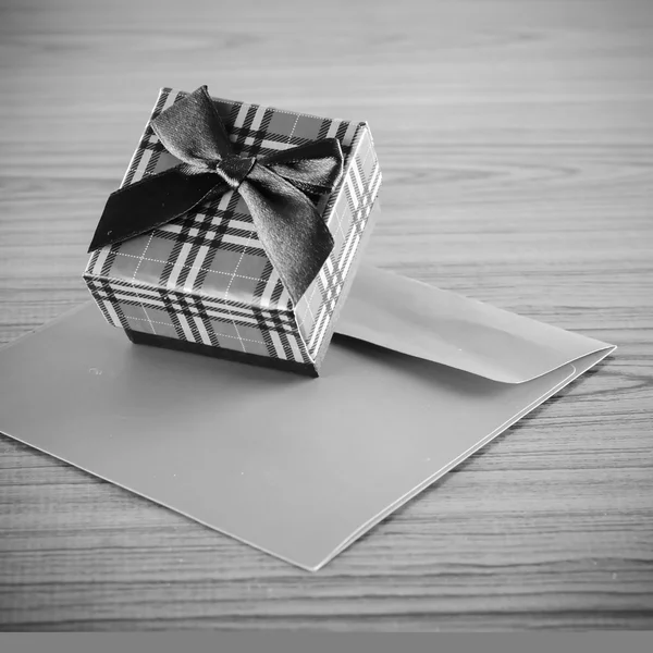 Caja de regalo y sobre estilo de tono de color blanco y negro — Foto de Stock