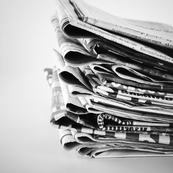 стопка газеты черно-белый тон стиль
