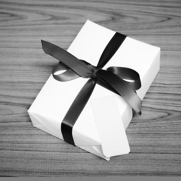 Caixa de presente e ribbin com tag estilo tom de cor preto e branco — Fotografia de Stock