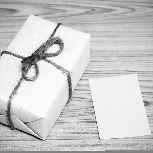 Confezione regalo e carta in bianco e nero tono di colore stile — Foto Stock