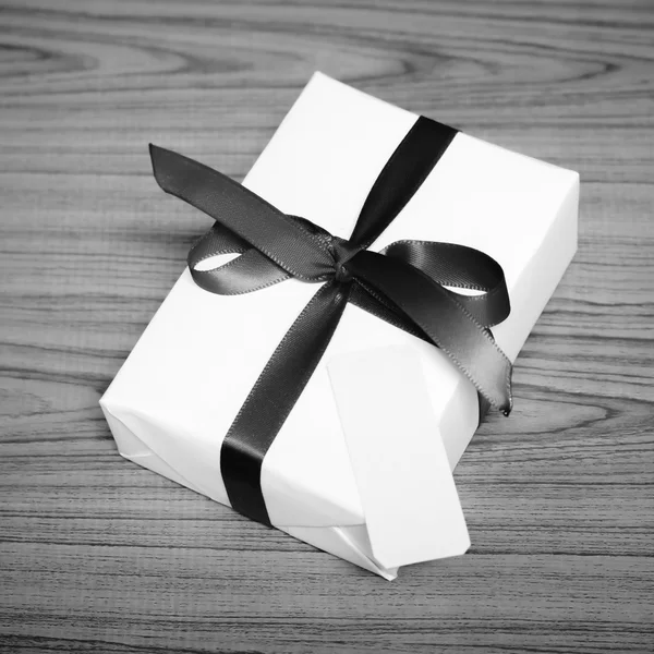 Caja de regalo y cinta con etiqueta de color blanco y negro estilo de tono —  Fotos de Stock