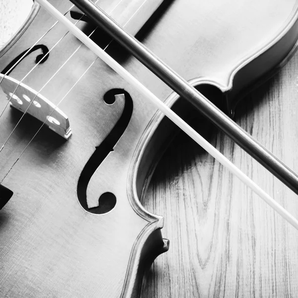 Geige auf Holz Hintergrund schwarz und weiß Farbton Stil — Stockfoto