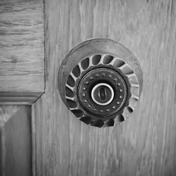 Maçaneta da porta e buraco chave estilo tom de cor preto e branco — Fotografia de Stock