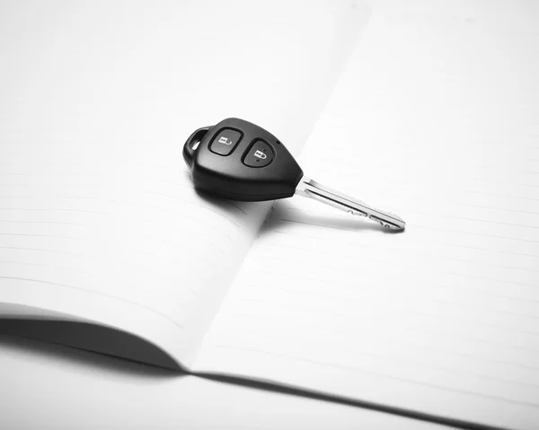 Llave del coche en el estilo del tono del color del cuaderno blanco y negro —  Fotos de Stock