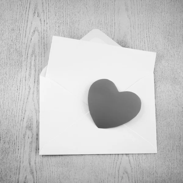 Corazón con el estilo del tono del color del sobre blanco y negro — Foto de Stock