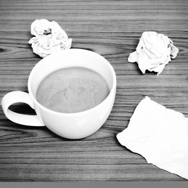 Koffiekopje en verfrommeld zwart / wit kleur Toon stijl — Stockfoto