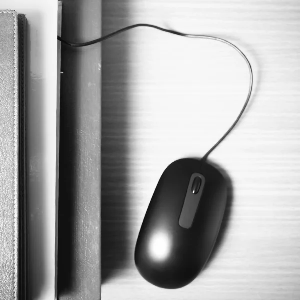 Livro e computador mouse estilo tom de cor preto e branco — Fotografia de Stock
