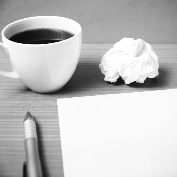 Papier et froissé avec stylo et tasse à café couleur noir et blanc — Photo