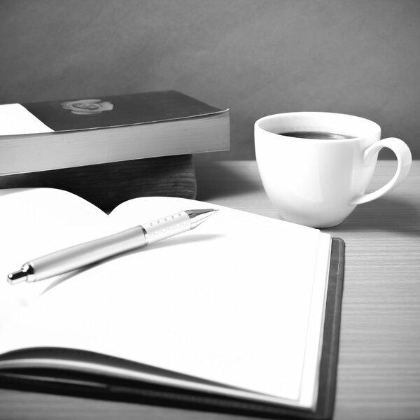 открытая книга с кофе черно-белый тон стиль
