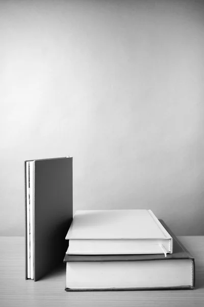 Pile de livre noir et blanc ton style — Photo