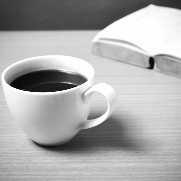 Open boek met koffie zwart-witte kleur Toon stijl — Stockfoto