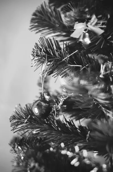 Bola de Natal estilo tom de cor preto e branco — Fotografia de Stock