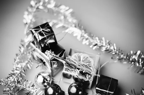 Madde süslemeleri Noel ağacı siyah ve beyaz renk tonu styl için — Stok fotoğraf