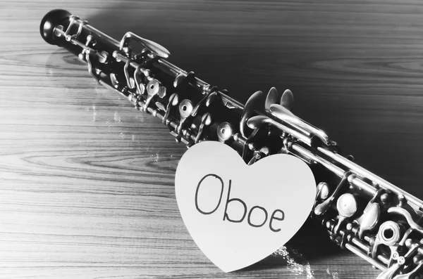 Oboe su sfondo legno in bianco e nero tono di colore stile — Foto Stock