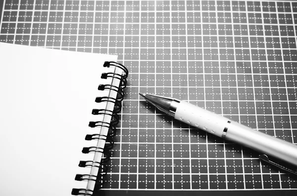 Σημειωματάριο και στυλό στο κοπής ματ μαύρο και άσπρο χρώμα τόνο στυλ — Φωτογραφία Αρχείου