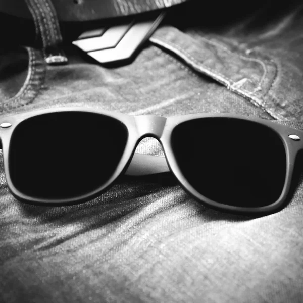 Gafas de sol en pantalones vaqueros estilo de color blanco y negro —  Fotos de Stock