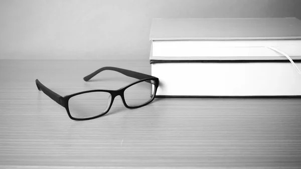 Kniha a brýle černé a bílé barvy tónu styl — Stock fotografie