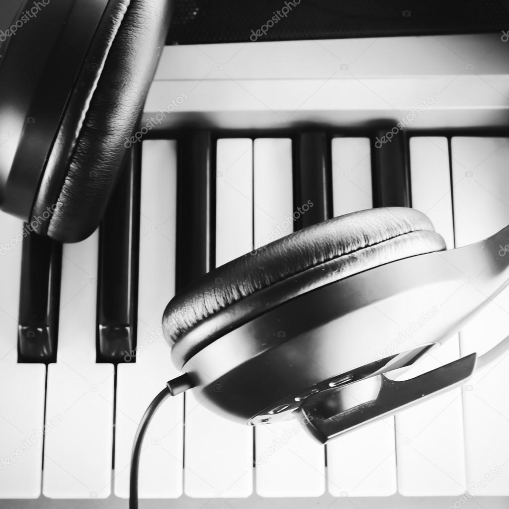 los El actual Hola Auriculares en el teclado de piano eléctrico tono de color blanco y negro: fotografía de stock © ammza12 #78902688 | Depositphotos los El actual Hola Auriculares en el teclado de piano eléctrico tono de color blanco y negro: fotografía de stock © ammza12 #78902688 | Depositphotos