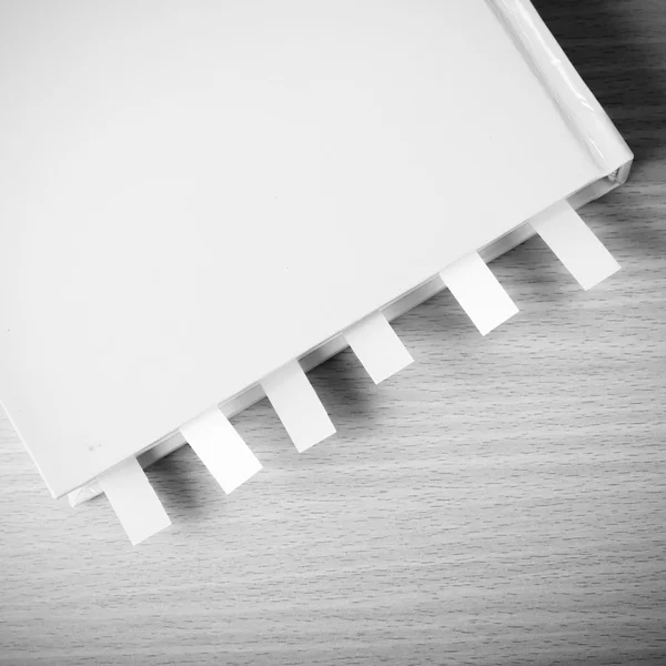 Libro con nota adesiva in bianco e nero tono di colore stile — Foto Stock