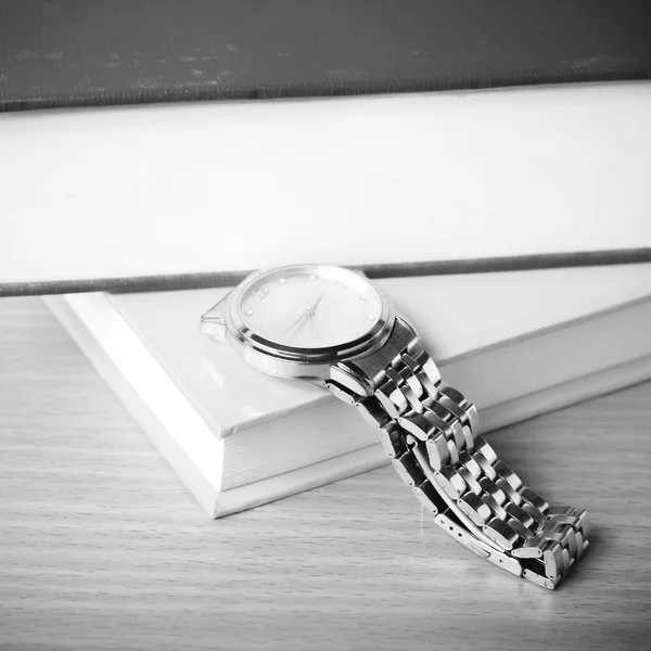 घड्याळ काळा आणि पांढरा रंग टोन शैली पुस्तक — स्टॉक फोटो, इमेज
