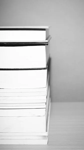 Pila di libro in bianco e nero tono di colore stile — Foto Stock
