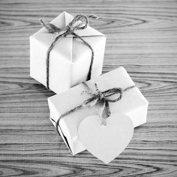 Confezione regalo con cuore tag card in bianco e nero tono di colore stile — Foto Stock