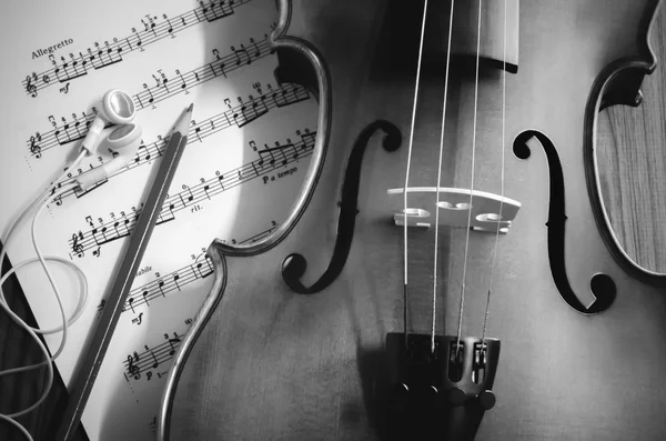 Time to practice violin black and white color tone style — Stock Photo, Image